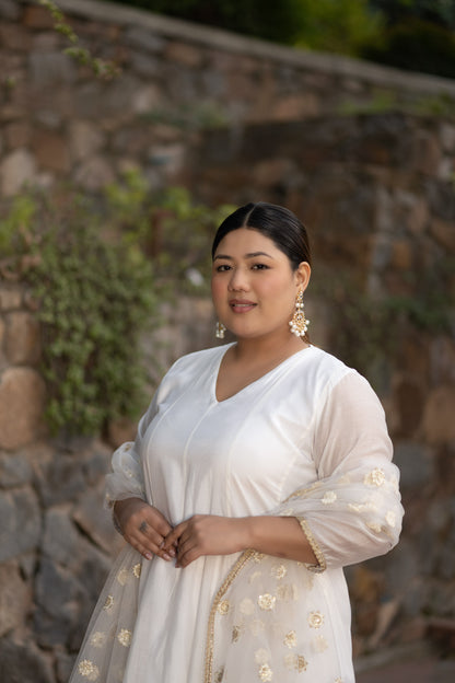 Plus Size White Chanderi Anarkali With Thread Work Dupatta